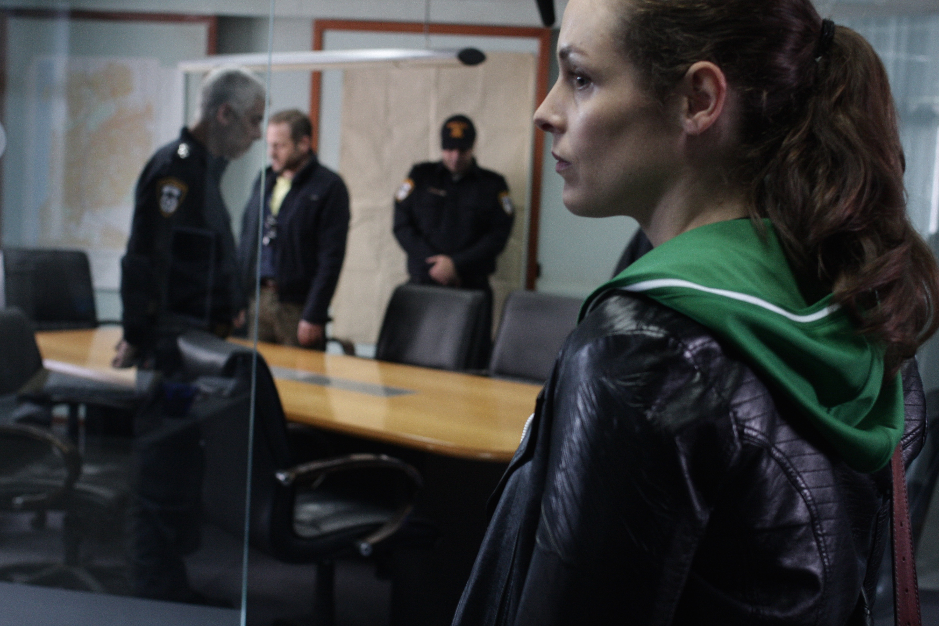 Sara Stein (Katharina Lorenz) im Polizeirevier